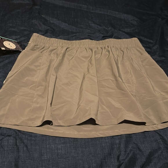 NWT Realtree Fishing Ladies Sea Side Skort, Frost Gray, 2XL - Picture 9 of 10